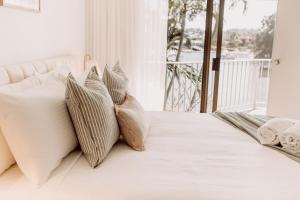 Rúm í herbergi á 'Key Point' - Tranquil Getaway - Mooloolaba
