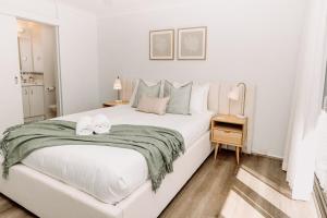 Rúm í herbergi á 'Key Point' - Tranquil Getaway - Mooloolaba