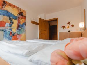 een slaapkamer met een bed en een schilderij aan de muur bij Apartment Bella Vista by Interhome in Bad Hofgastein