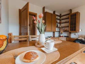 een tafel met een bord brood en een kopje koffie bij Apartment Bella Vista by Interhome in Bad Hofgastein