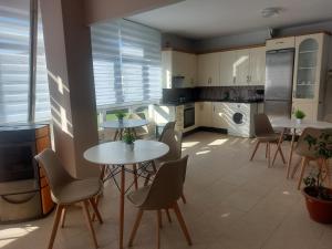 A kitchen or kitchenette at Hotel Ancora