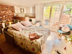 a bedroom with a large bed in a room at Loft de estilo industrial con jardín y garaje privados in Valladolid