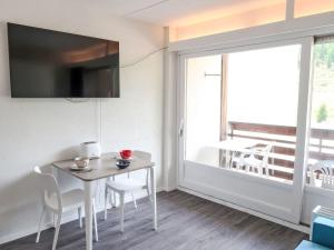 ジヴィウにあるApartment Rosablanche C12 by Interhomeの窓付きの客室で、小さな白いテーブルと椅子が備わります。