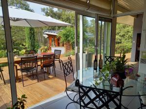 Villa Gayac في جرادينيا: شرفة شاشة مع طاولة وكراسي زجاجية