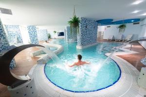 Bazén v ubytování Protur Roquetas Hotel & Spa nebo v jeho okolí