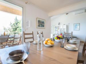 une table en bois avec des bols de fruits au-dessus dans l'établissement Holiday Home Les Cèdres by Interhome, à La Madrague
