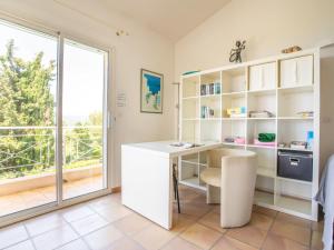 un bureau avec un bureau et une fenêtre dans l'établissement Holiday Home Les Cèdres by Interhome, à La Madrague
