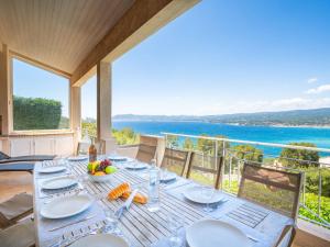 une table à manger avec vue sur l'océan dans l'établissement Holiday Home Les Cèdres by Interhome, à La Madrague