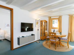 TV a/nebo společenská místnost v ubytování Apartment Residenza Chesa Margun 45-3 by Interhome