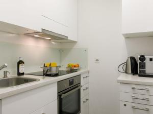 ズルレイにあるApartment Residenza Chesa Margun 45-3 by Interhomeの白いキッチン(シンク、カウンタートップ付)