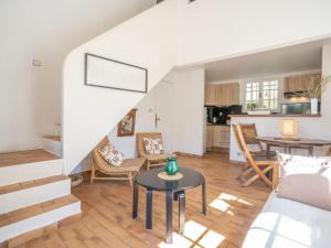 Il comprend un salon avec une table et une cuisine. dans l'établissement Apartment Hameau la Madrague-11 by Interhome, à La Madrague