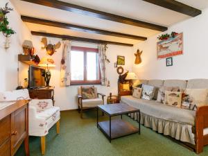 una sala de estar con un sofá y una mesa en Apartment Residenza Chesa Margun 13-5 by Interhome, en Surlej 21 fotos más