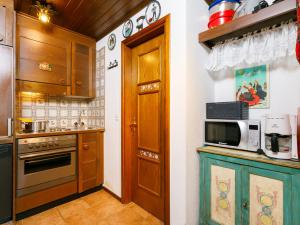 Η κουζίνα ή μικρή κουζίνα στο Apartment Residenza Chesa Margun 13-5 by Interhome