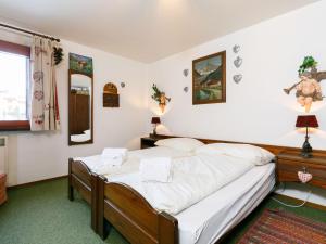 Un dormitorio con una cama grande con sábanas blancas. en Apartment Residenza Chesa Margun 13-5 by Interhome, en Surlej