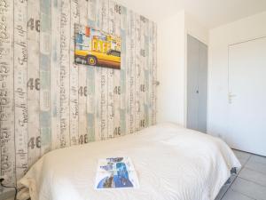 Ένα ή περισσότερα κρεβάτια σε δωμάτιο στο Apartment Les Aigues Marines-1 by Interhome