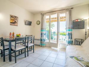 Μια τηλεόραση ή/και κέντρο ψυχαγωγίας στο Apartment Les Aigues Marines-1 by Interhome