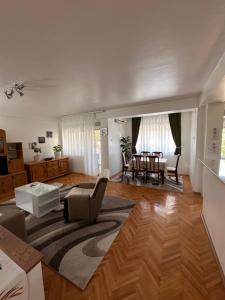 ein Wohnzimmer mit einem Sofa und einem Tisch in der Unterkunft Viktor apartment in Kumanovo