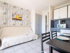 Η κουζίνα ή μικρή κουζίνα στο Apartment Les Aigues Marines-1 by Interhome