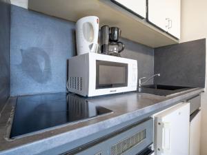 Η κουζίνα ή μικρή κουζίνα στο Apartment Les Aigues Marines-1 by Interhome