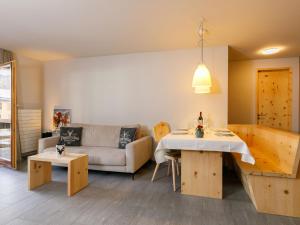 Χώρος καθιστικού στο Apartment Residenza Chesa Margun 56-3 by Interhome