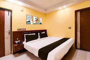 a bedroom with a large bed in a room at Collection O HOTEL PRINCE PLAZA in Digha
