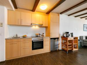 Η κουζίνα ή μικρή κουζίνα στο Apartment Residenza Chesa Margun 79-3 by Interhome