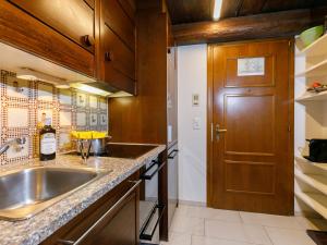 ズルレイにあるApartment Residenza Chesa Margun 47-2 by Interhomeのキッチン(シンク付)、木製のドア