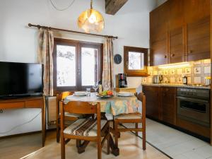 een keuken met een kleine tafel en een televisie bij Apartment Residenza Chesa Margun 710-4 by Interhome in Surlej
