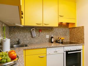 Dapur atau dapur kecil di Apartment Residenza Chesa Margun 33-5 by Interhome