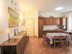 Una cocina con una mesa y un comedor. en Apartment 3 by Interhome, en Chiavari