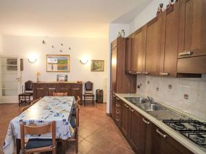 Una cocina con una mesa y un comedor. en Apartment 3 by Interhome, en Chiavari