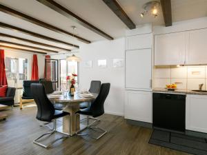 - une cuisine et une salle à manger avec une table et des chaises dans l'établissement Apartment Residenza Chesa Margun 710-1 by Interhome, à Surlej