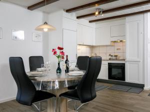 une salle à manger avec une table et des chaises noires dans l'établissement Apartment Residenza Chesa Margun 710-1 by Interhome, à Surlej