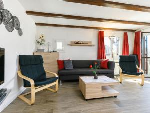 - un salon avec un canapé et deux chaises dans l'établissement Apartment Residenza Chesa Margun 710-1 by Interhome, à Surlej