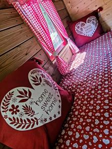 een bed met een bord dat zegt dat morgen een goede dag is bij La roulotte rose rouge in Valgorge
