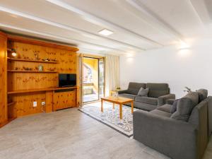 Μια τηλεόραση ή/και κέντρο ψυχαγωγίας στο Apartment Residenza Chesa Margun 23-5 by Interhome