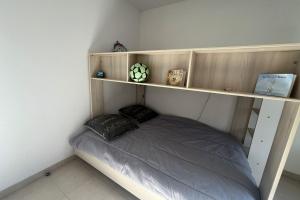 Ένα ή περισσότερα κρεβάτια σε δωμάτιο στο Nice and cozy apartment in the heart of Leucate