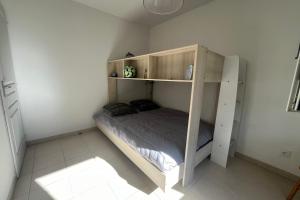 Ένα ή περισσότερα κρεβάτια σε δωμάτιο στο Nice and cozy apartment in the heart of Leucate