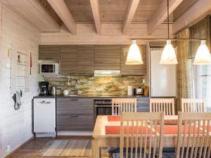 Η κουζίνα ή μικρή κουζίνα στο Holiday Home Hillakka a by Interhome