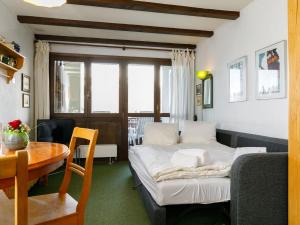 ズルレイにあるApartment Residenza Chesa Margun 67-1 by Interhomeのベッドルーム1室(ベッド1台、テーブル、テーブル付)、