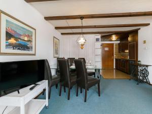 Televisyen dan/atau pusat hiburan di Apartment Residenza Chesa Margun 78-3 by Interhome