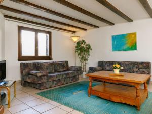 ein Wohnzimmer mit einem Sofa und einem Couchtisch in der Unterkunft Apartment Residenza Chesa Margun 66-1 by Interhome in Surlej