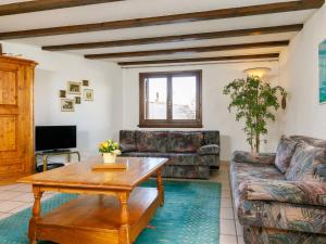 ein Wohnzimmer mit einem Sofa und einem Tisch in der Unterkunft Apartment Residenza Chesa Margun 66-1 by Interhome in Surlej