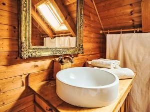 Koupelna v ubytování Chalet Sluneční vršek by Interhome