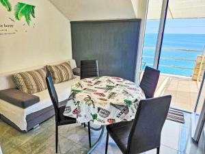 - une salle à manger avec une table, des chaises et un canapé dans l'établissement Apartment Snježana-3 by Interhome, à Zavalatica