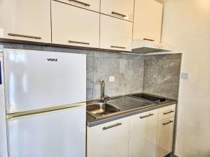 Apartment Snježana-3 by Interhome的厨房或小厨房