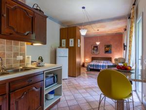 una cocina con fregadero y encimera en Holiday Home Atelier-2 by Interhome, en Invorio Inferiore