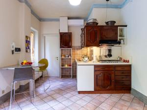Una cocina con gabinetes de madera y una mesa en ella. en Holiday Home Atelier-2 by Interhome, en Invorio Inferiore 12 fotos más