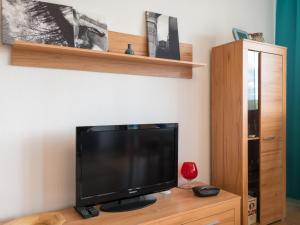 Μια τηλεόραση ή/και κέντρο ψυχαγωγίας στο Apartment B403 by Interhome +31 φωτογραφίες