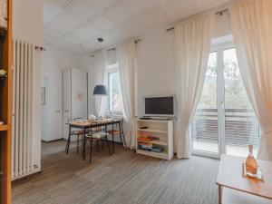 un soggiorno con scrivania, TV e tavolo di Apartment Kern by Interhome a Bad Hofgastein Altre 28 foto